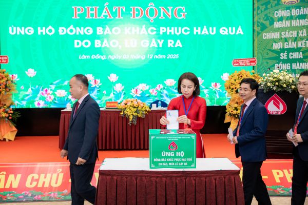 Các đại biểu tham gia đóng góp ủng hộ đồng bào bị thiệt hại do mưa lũ 