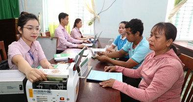 Khách hàng vay vốn chính sách bị ảnh hưởng sau bão số 12 được giảm lãi suất