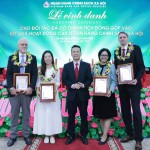 Phó Tổng Giám đốc NHCSXH Hoàng Minh Tế trao tặng biểu trưng vinh danh và chúc mừng các cá nhân đến từ Quỹ Châu Á đã có đóng góp vào kết quả hoạt động của NHCSXH