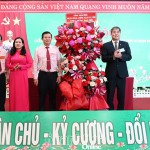 Thay mặt Ban Lãnh đạo NHCSXH, Phó Bí thư Đảng ủy NHCSXHTW Nguyễn Minh Phương tặng hoa chúc mừng Đại hội