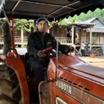 Ông Hồ Văn Tam bên “con trâu máy” mới sắm từ nguồn vốn chính sách