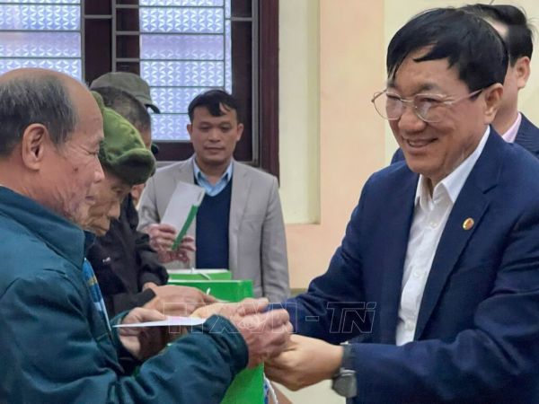 Tổng Giám đốc NHCSXH Dương Quyết Thắng tặng quà cho bà con tại xã Đà Bắc Tổng Giám đốc NHCSXH Dương Quyết Thắng tặng quà cho bà con tại xã Đà Bắc