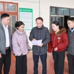 Giám đốc Phòng giao dịch NHCSXH Bắc Yên Lê Văn Thắng hướng dẫn tận tình quy trình, thủ tục vay vốn tín dụng chính sách tới người dân