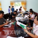 Người dân nhận vốn vay tại điểm giao dịch của NHCSXH tỉnh Đồng Tháp