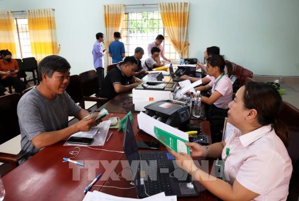 Người dân nhận vốn vay tại điểm giao dịch của NHCSXH tỉnh Đồng Tháp