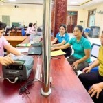 Phòng giao dịch NHCSXH Quỳ Hợp giải ngân nguồn vốn theo chương trình cho vay học ngành STEM tới hộ gia đình bà Trương Thị Vui (ngoài cùng bên phải)