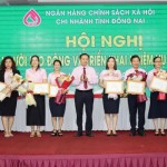 Lãnh đạo chi nhánh NHCSXH tỉnh Đồng Nai trao thưởng cho các tập thể, cá nhân có thành tích xuất sắc năm 2025