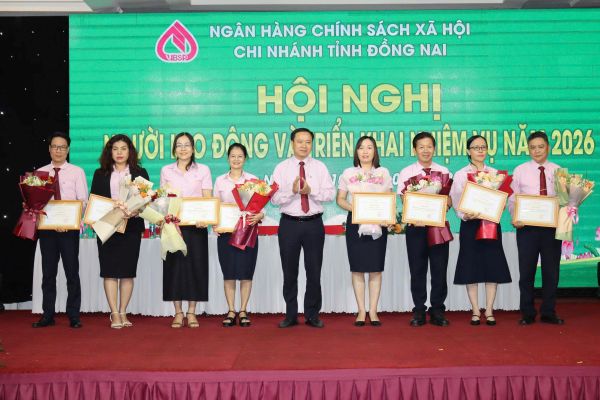 Lãnh đạo chi nhánh NHCSXH tỉnh Đồng Nai trao thưởng cho các tập thể, cá nhân có thành tích xuất sắc năm 2025