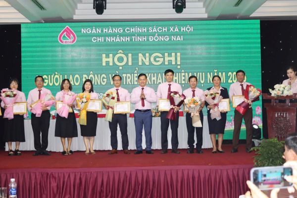 Các tập thể, cá nhân có thành tích xuất sắc năm 2025 nhận khen thưởng