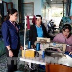Chủ tịch Hội Phụ nữ xã Long Cang Hoàng Uyên (ngoài cùng bên trái) thăm Tổ hợp may có vay vốn NHCSXH của chị Lê Thị Giang