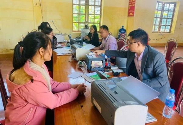 Phòng giao dịch NHCSXH Quỳ Châu giải ngân cho các hộ vay vốn tại điểm giao dịch xã
