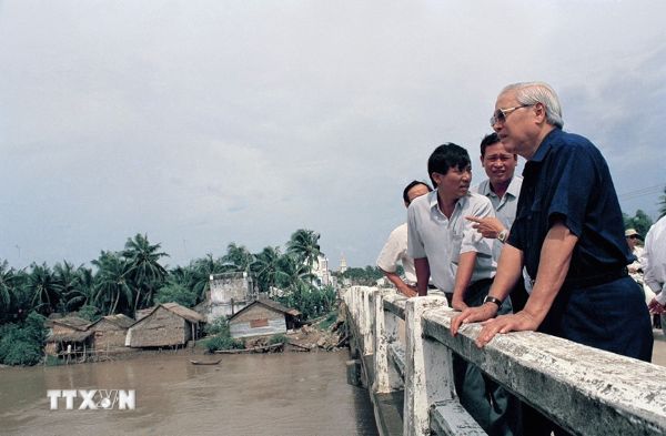 Thủ tướng Võ Văn Kiệt thị sát công trình thủy lợi tỉnh Trà Vinh, ngày 26/7/1996