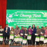 Tổng Giám đốc NHCSXH Dương Quyết Thắng cùng lãnh đạo địa phương trao 250 suất quà Tết cho hộ nghèo, hộ cận nghèo, gia đình chính sách phường Mỹ Hào