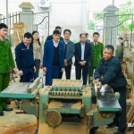 Nguồn vốn tín dụng chính sách giúp anh Nguyễn Văn Học (đang xẻ gỗ) cũng như nhiều người dân Hải Phòng vươn lên, từng bước hiện thực hóa ước mơ làm giàu