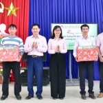 Lãnh đạo chi nhánh NHCSXH TP Đà Nẵng tặng quà Tết cho Trường phổ thông dân tộc bán trú tiểu học và trung học cơ sở xã Đắc Pring