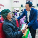 Tổng Giám đốc Dương Quyết Thắng động viên thăm hỏi và trao tặng quà Tết cho các hộ gia đình chính sách ở xã Kim Thành