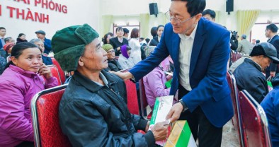 Tổng Giám đốc NHCSXH Dương Quyết Thắng trao quà Tết tại xã Kim Thành