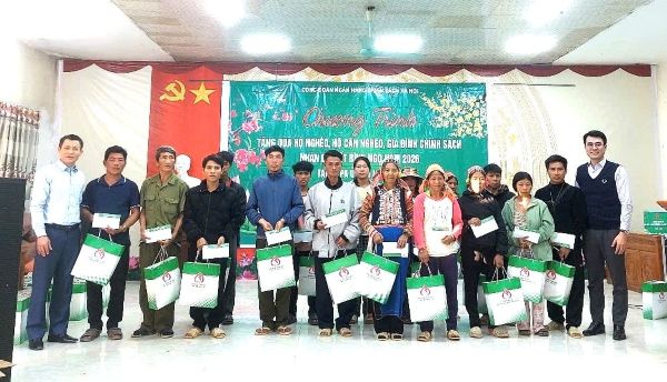 Phó Tổng Giám đốc NHCSXH Nguyễn Đức Hải cùng đại diện chính quyền địa phương trao quà cho hộ nghèo của xã Pa Ủa (Lai Châu)