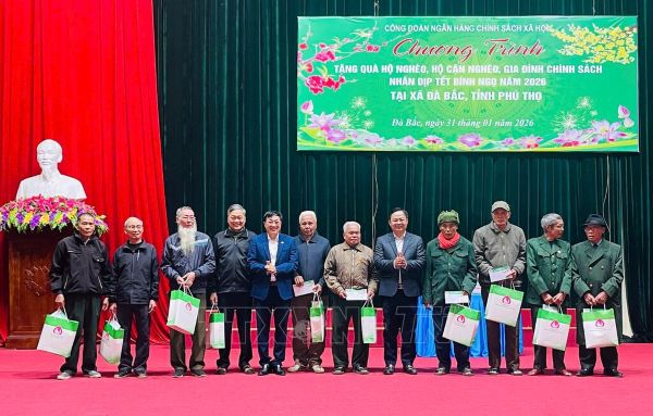 Tổng Giám đốc NHCSXH Dương Quyết Thắng cùng lãnh đạo địa phương trao 150 suất quà Tết cho hộ nghèo, hộ cận nghèo, gia đình chính sách xã Đà Bắc Tổng Giám đốc NHCSXH Dương Quyết Thắng cùng lãnh đạo địa phương trao 150 suất quà Tết cho hộ nghèo, hộ cận nghèo, gia đình chính sách xã Đà Bắc