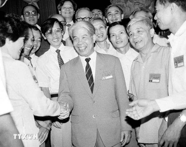 Đồng chí Đỗ Mười với các đại biểu dự Đại hội VII Đảng Cộng sản Việt Nam (24 -27/6/1991)