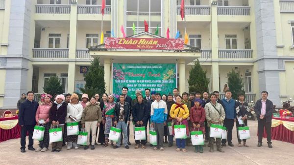 Đoàn công tác của NHCSXH do Phó Tổng Giám đốc Nguyễn Đức Hải làm Trưởng đoàn đã đến thăm, tặng quà cho 100 hộ nghèo xã Sín Thầu (ĐIện Biên)