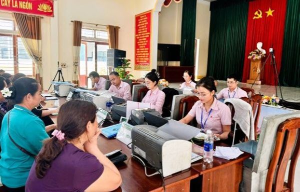 Cán bộ NHCSXH “3 cùng”: cùng bàn bạc với chính quyền và đoàn thể, cùng hướng dẫn người dân vay vốn thuận lợi, cùng theo dõi và hỗ trợ sử dụng vốn đúng mục đích Cán bộ NHCSXH “3 cùng”: cùng bàn bạc với chính quyền và đoàn thể, cùng hướng dẫn người dân vay vốn thuận lợi, cùng theo dõi và hỗ trợ sử dụng vốn đúng mục đích