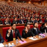 Các đại biểu biểu quyết trong phiên họp ngày 22/1