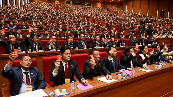 Các đại biểu biểu quyết trong phiên họp ngày 22/1