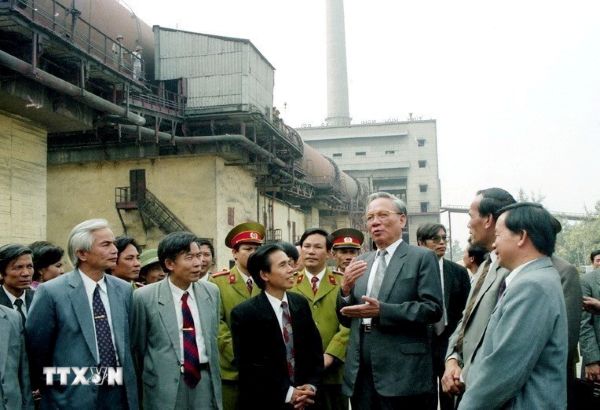 Chủ tịch nước Lê Đức Anh thăm Công ty Ximăng Bỉm Sơn (Thanh Hóa) ngày 29/12/1994