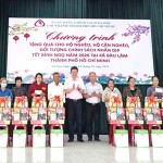 Công đoàn cơ sở NHCSXH Thành phố Hồ Chí Minh tặng quà Tết cho 100 hộ gia đình nghèo, hộ cận nghèo, đối tượng chính sách, người cao tuổi neo đơn, trẻ mồ côi và hộ đồng bào dân tộc thiểu số có hoàn cảnh khó khăn trên địa bàn xã Bàu Lâm