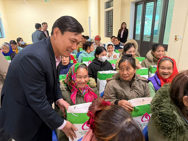 Công đoàn NHCSXH trao tặng 50 suất quà Tết cho các hộ nghèo, cận nghèo, gia đình chính sách trên địa bàn xã Quỳ Châu (Nghệ An)