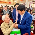 Tổng Giám đốc Dương Quyết Thắng động viên thăm hỏi và trao tặng quà Tết cho các hộ gia đình chính sách ở xã Thanh Liêm