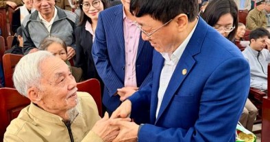 NHCSXH trao quà Tết cho hộ nghèo, các gia đình chính sách tỉnh Ninh Bình