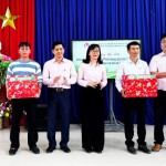 Lãnh đạo chi nhánh NHCSXH TP Đà Nẵng tặng quà Tết cho đại diện trường Phổ thông Dân tộc nội trú bậc tiểu học và trung học cơ sở tại xã Đắc Pring