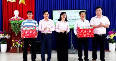 Chi nhánh NHCSXH TP Đà Nẵng tặng quà Tết tại xã biên giới Đắc Pring