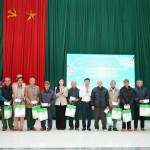 Phó Tổng Giám đốc NHCSXH Nguyễn Thị Hằng (thứ 5 từ trái qua) trao quà Tết cho hộ nghèo, gia đình chính sách xã Phượng Tiến