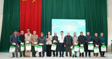 NHCSXH trao 80 suất quà Tết cho hộ nghèo tại xã Phượng Tiến