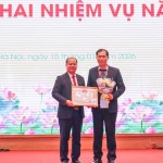 Giám đốc chi nhánh NHCSXH TP Hà Nội Phạm Văn Quyết trao tặng danh hiệu Chiến sỹ thi đua ngành Ngân hàng cho cá nhân