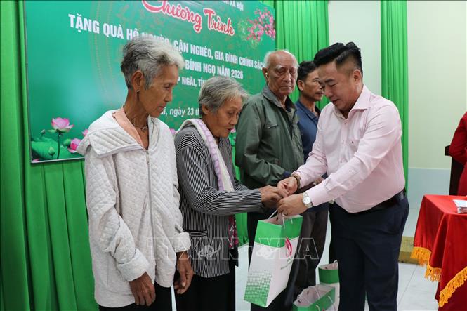 trao-qua-tet-tai-vinh-long