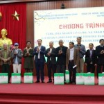 Giám đốc chi nhánh NHCSXH thành phố Hà Nội Phạm Văn Quyết cùng Lãnh đạo địa phương trao tặng quà Tết cho các hộ gia đình có công với Cách mạng và hộ có hoàn cảnh khó khăn ở xã Phú Xuyên