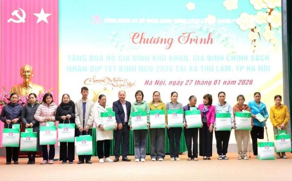 30 suất quà của Công đoàn NHCSXH thành phố Hà Nội đã được trao tận tay cho các gia đình khó khăn, gia đình chính sách ở xã Thư Lâm