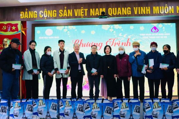 30 bệnh nhân có hoàn cảnh khó khăn đang điều trị tại Bệnh viên Thanh Nhàn cũng được Công đoàn cơ sở đến động viên, thăm hỏi và tặng quà  