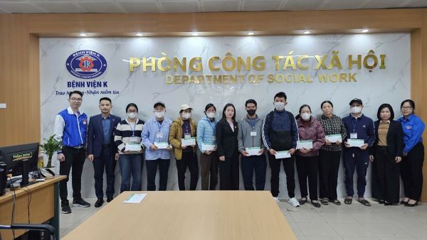 Công đoàn cơ sở NHCSXH thành phố Hà Nội trao tặng 40 suất quà Tết cho 40 bệnh nhân mắc bệnh hiểm nghèo tại Bệnh viên K Tân Triều