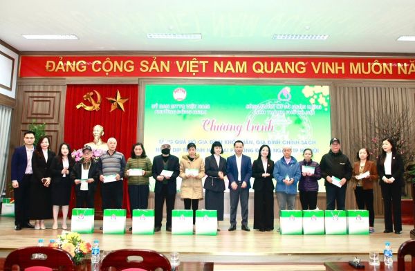 Lãnh đạo chi nhánh NHCSXH thành phố Hà Nội cùng đại diện Lãnh đạo Đảng ủy phường Đông Ngạc trao tặng 30 suất quà cho các hộ gia đình khó khăn trên địa bàn phường 