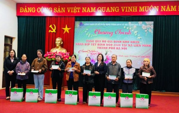 30 hộ gia đình khó khăn ở xã Liên Minh nhận quà Tết