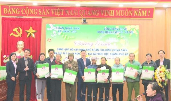 Công đoàn cơ sở NHCSXH thành phố Hà Nội trao tặng quà cho các hộ gia đình tại xã Phúc Lộc