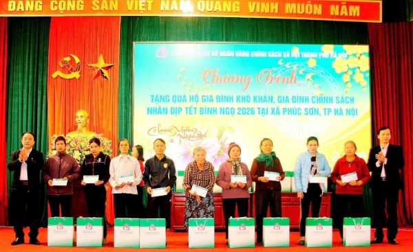 Nhiều phần quà Tết đã được lãnh đạo địa phương, chi nhánh thành phố, các Phòng giao dịch trực thuộc trao tặng cho các hộ dân tại các xã, phường