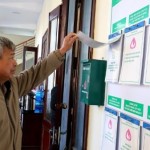 Người dân xã Cao Phong nghiên cứu, tìm hiểu thông tin các chương trình cho vay đang được chi nhánh NHCSXH tỉnh Phú Thọ triển khai