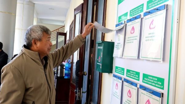 Người dân xã Cao Phong nghiên cứu, tìm hiểu thông tin các chương trình cho vay đang được chi nhánh NHCSXH tỉnh Phú Thọ triển khai Người dân xã Cao Phong nghiên cứu, tìm hiểu thông tin các chương trình cho vay đang được chi nhánh NHCSXH tỉnh Phú Thọ triển khai