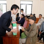 Phó Tổng Giám đốc NHCSXH Nguyễn Đức Hải trao quà cho hộ nghèo xã Kiên Lao